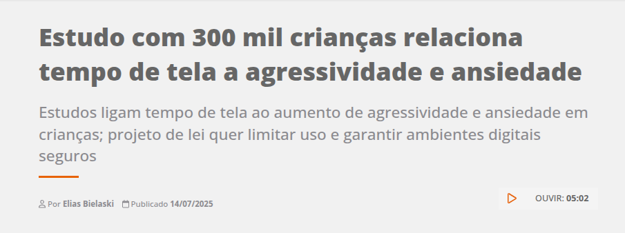Criança entediada no sofá